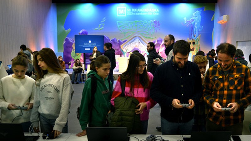 Euskal Herri osotik etorritako 400 ikaslek parte hartu dute gaur Durangoko Azokako ekitaldietan