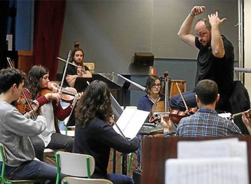 Euskal Herriko gazte orkestak udako emanaldiak prestatzen dihardu Eibarren