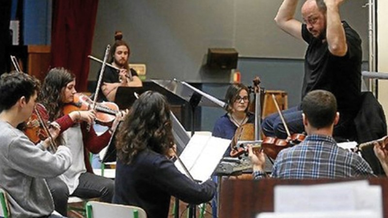 Euskal Herriko gazte orkestak udako emanaldiak prestatzen dihardu Eibarren