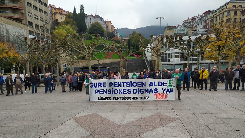 Euskal Herriko Pentsiodunen Mugimenduak eguenean Gasteizen egingo duen manifestaziora joateko deia egin dute