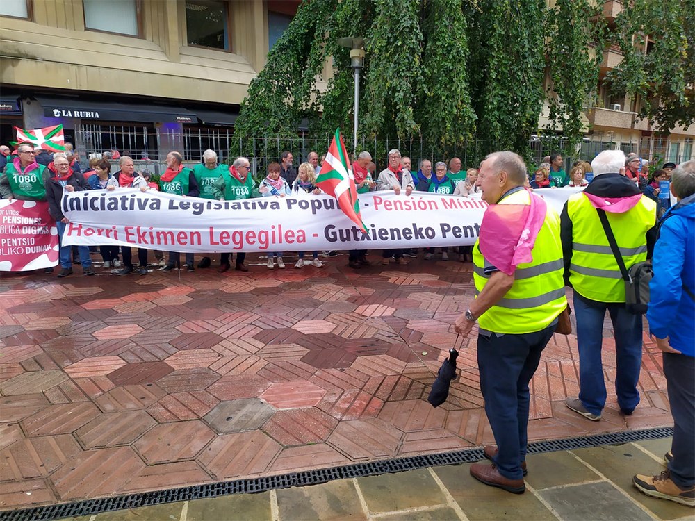 Euskal Herriko Pentsiodunen Mugimenduak Herri Ekimen Legegilea aurkeztu dio gaur Legebiltzarrari