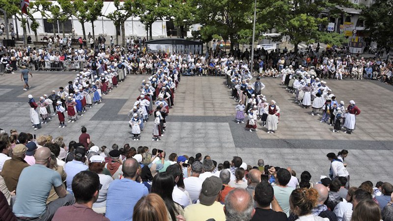 Euskal Jaiko dantza jaialdi ikusgarria hartu zuen atzo eguerdian Untzagak