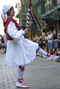 Euskal Jaiko dantza jaialdi ikusgarria hartu zuen atzo eguerdian Untzagak