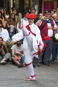 Euskal Jaiko dantza jaialdi ikusgarria hartu zuen atzo eguerdian Untzagak