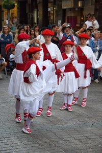 Euskal Jaiko dantza jaialdi ikusgarria hartu zuen atzo eguerdian Untzagak