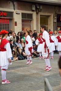 Euskal Jaiko dantza jaialdi ikusgarria hartu zuen atzo eguerdian Untzagak