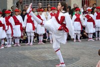 Euskal Jaiko dantza jaialdi ikusgarria hartu zuen atzo eguerdian Untzagak