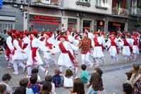 Euskal Jaiko dantza jaialdi ikusgarria hartu zuen atzo eguerdian Untzagak