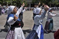 Euskal Jaiko dantza jaialdi ikusgarria hartu zuen atzo eguerdian Untzagak
