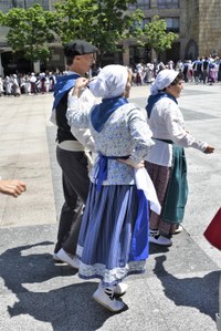 Euskal Jaiko dantza jaialdi ikusgarria hartu zuen atzo eguerdian Untzagak