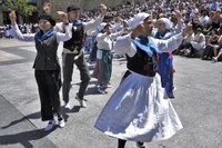 Euskal Jaiko dantza jaialdi ikusgarria hartu zuen atzo eguerdian Untzagak