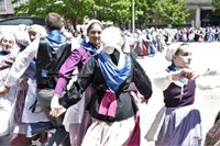 Euskal Jaiko dantza jaialdi ikusgarria hartu zuen atzo eguerdian Untzagak