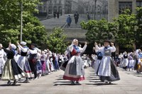 Euskal Jaiko dantza jaialdi ikusgarria hartu zuen atzo eguerdian Untzagak