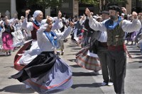 Euskal Jaiko dantza jaialdi ikusgarria hartu zuen atzo eguerdian Untzagak