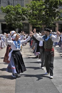 Euskal Jaiko dantza jaialdi ikusgarria hartu zuen atzo eguerdian Untzagak