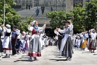 Euskal Jaiko dantza jaialdi ikusgarria hartu zuen atzo eguerdian Untzagak