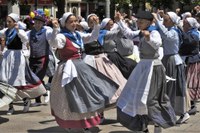 Euskal Jaiko dantza jaialdi ikusgarria hartu zuen atzo eguerdian Untzagak
