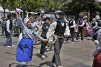 Euskal Jaiko dantza jaialdi ikusgarria hartu zuen atzo eguerdian Untzagak