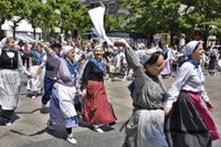 Euskal Jaiko dantza jaialdi ikusgarria hartu zuen atzo eguerdian Untzagak