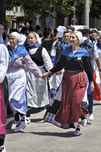 Euskal Jaiko dantza jaialdi ikusgarria hartu zuen atzo eguerdian Untzagak