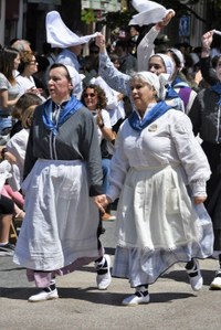 Euskal Jaiko dantza jaialdi ikusgarria hartu zuen atzo eguerdian Untzagak