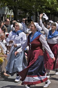 Euskal Jaiko dantza jaialdi ikusgarria hartu zuen atzo eguerdian Untzagak