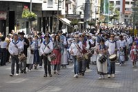 Euskal Jaiko dantza jaialdi ikusgarria hartu zuen atzo eguerdian Untzagak