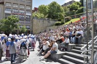 Euskal Jaiko dantza jaialdi ikusgarria hartu zuen atzo eguerdian Untzagak
