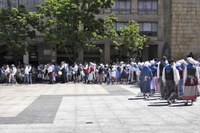 Euskal Jaiko dantza jaialdi ikusgarria hartu zuen atzo eguerdian Untzagak