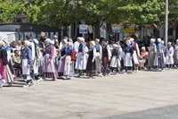 Euskal Jaiko dantza jaialdi ikusgarria hartu zuen atzo eguerdian Untzagak