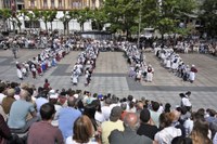 Euskal Jaiko dantza jaialdi ikusgarria hartu zuen atzo eguerdian Untzagak