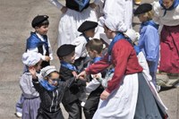 Euskal Jaiko dantza jaialdi ikusgarria hartu zuen atzo eguerdian Untzagak