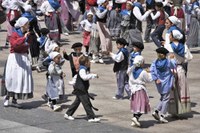 Euskal Jaiko dantza jaialdi ikusgarria hartu zuen atzo eguerdian Untzagak