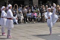 Euskal Jaiko dantza jaialdi ikusgarria hartu zuen atzo eguerdian Untzagak
