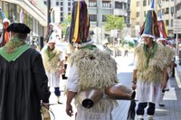 Euskal Jaiko dantza jaialdi ikusgarria hartu zuen atzo eguerdian Untzagak
