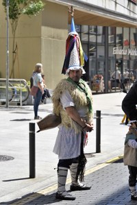 Euskal Jaiko dantza jaialdi ikusgarria hartu zuen atzo eguerdian Untzagak