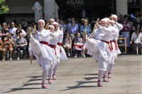 Euskal Jaiko dantza jaialdi ikusgarria hartu zuen atzo eguerdian Untzagak