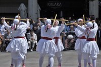 Euskal Jaiko dantza jaialdi ikusgarria hartu zuen atzo eguerdian Untzagak