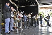Euskal Jaiko dantza jaialdi ikusgarria hartu zuen atzo eguerdian Untzagak