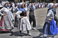 Euskal Jaiko dantza jaialdi ikusgarria hartu zuen atzo eguerdian Untzagak