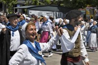 Euskal Jaiko dantza jaialdi ikusgarria hartu zuen atzo eguerdian Untzagak