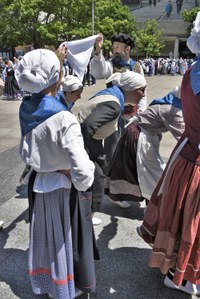 Euskal Jaiko dantza jaialdi ikusgarria hartu zuen atzo eguerdian Untzagak