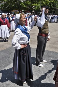Euskal Jaiko dantza jaialdi ikusgarria hartu zuen atzo eguerdian Untzagak
