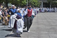 Euskal Jaiko dantza jaialdi ikusgarria hartu zuen atzo eguerdian Untzagak