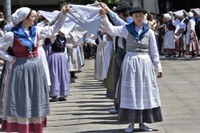 Euskal Jaiko dantza jaialdi ikusgarria hartu zuen atzo eguerdian Untzagak