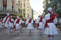 Euskal Jaiko dantza jaialdi ikusgarria hartu zuen atzo eguerdian Untzagak