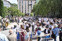Euskal Jaiko dantza jaialdi ikusgarria hartu zuen atzo eguerdian Untzagak