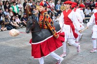 Euskal Jaiko dantza jaialdi ikusgarria hartu zuen atzo eguerdian Untzagak
