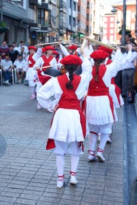 Euskal Jaiko dantza jaialdi ikusgarria hartu zuen atzo eguerdian Untzagak