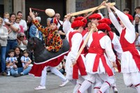Euskal Jaiko dantza jaialdi ikusgarria hartu zuen atzo eguerdian Untzagak